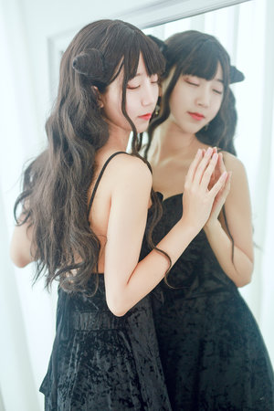 可爱女生扑克直播秀场